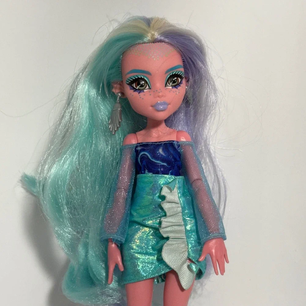 Monster High Lagoona Blue Skulltimate Secrets Fearidescent w Coffin Case